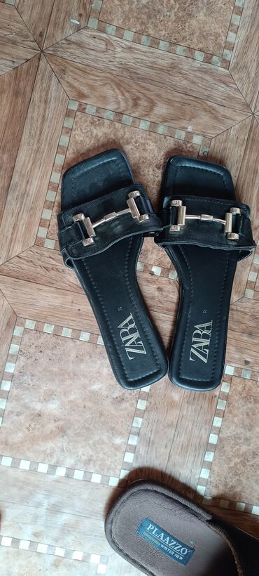 мужская обувь оптом: Тапки 37 размер оригинал zara
носили пару раз