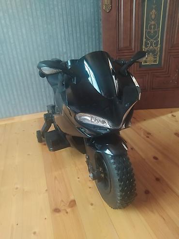 dede oyuncaq: Uşaq üçün elektrik motosikleti – sport dizaynlı, qara rəng. Hədiye — 3