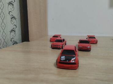 детскую машинку: Набор миниатюрных машинок в масштабе примерно 1:64 (около 7–8 см