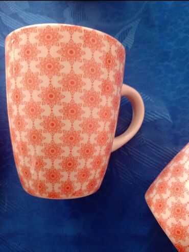 Kompleti posuđa: Servis za 4 osobe sa velikim soljama. Boja je lepa crvena. razlika — 6