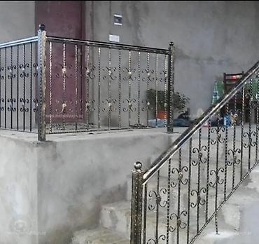 Barmaqlıqlar: Qara rəngli, dekorativ naxışlı dəmir pəncərə barmaqlıqları. Bu — 30