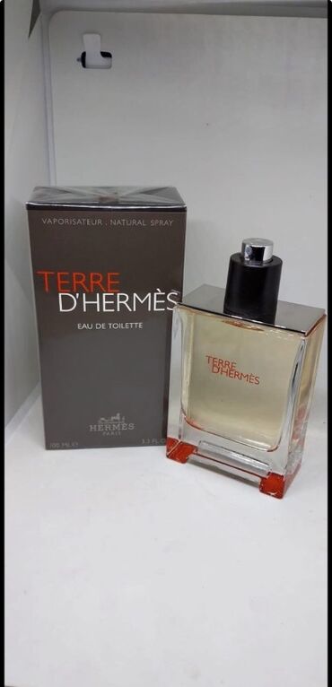 yun kişi cemperləri: Hermes Terre d'Hermès kişi ətri, şüşə flakonda və qutuda təqdim