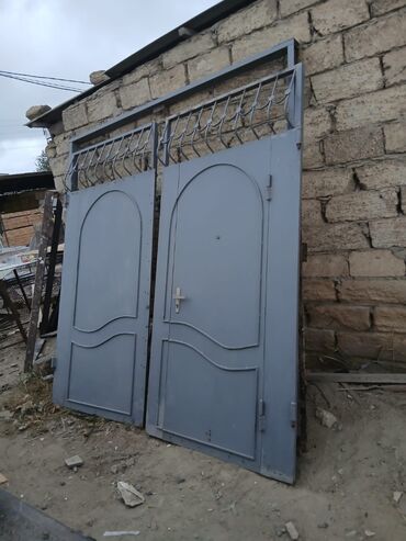 Döşəmə: Darvaza. 380man. Olcu 2.50×2.50sm.Yaxsi veziyyetdedi.Cercivesi