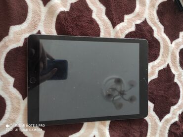 Masaüstü kompüterlər və iş stansiyaları: Apple iPad (8-ci nəsil) Wi-Fi modeli. 128 GB yaddaş tutumu, iPadOS