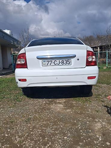 VAZ (LADA): Lada Priora sedan, ağ rəng. - Nömrə: 77-CJ-835 (AZ) - Mühərrik: benzin — 7