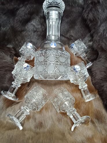 Digər dəstlər və servizlər: Büllur içki dəsti - Tərkibi: 1 ədəd qapaqlı qrafin + 6 ədəd balaca — 7