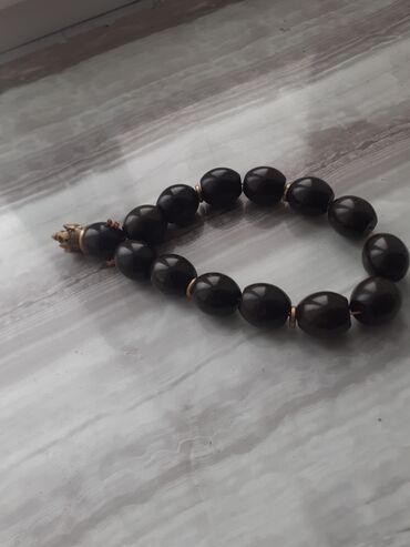qaqa stil: Qara təsbeh – əl işi - Material: tünd qara rəngli, parlaq səthli iri