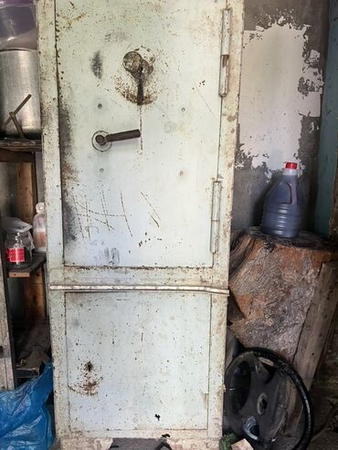 Məhsul: Köhnə tip metal seyf-dolab Təsvir: - İri ölçülü, qalın