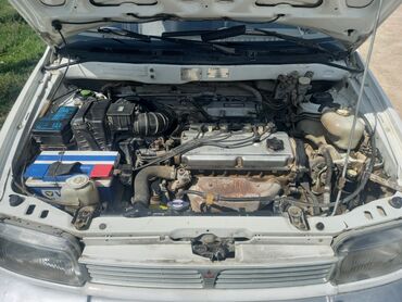 Другие автомобили: Просторный минивэн белого цвета с рейлингами на крыше — 12