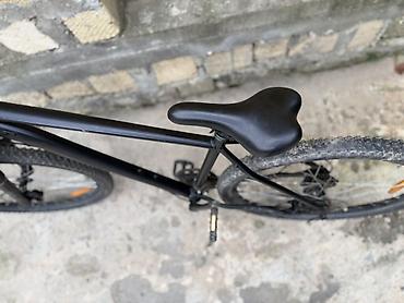 velos: Dağ velosipedi – mat qara rəngdə, yüngül alüminium hardtail karkasla — 2