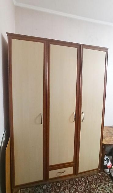уй эмерек: Шкаф из 2 секций - одна с 5 полками, другая - платяной. Ширина 1.35 м — 2