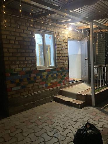 Продажа коттеджей и домов: Сдается комната в двухэтажном доме с верандой и кухней-столовой - — 1