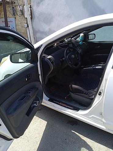 автомобиль фольксваген поло: Toyota Prius Hybrid – ağ rəng, 5 qapılı liftbek kuzov. Yapon hibrid — 5