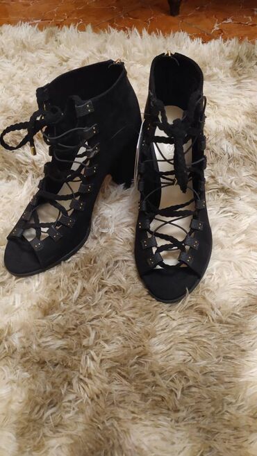 Γυναικεία είδη Υπόδησης: Παπούτσια.
Καινούργια, αφόρετα.
Πολύ άνετα, μέγεθος 38 — 6