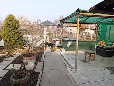 Продажа коттеджей и домов: Продаётся жилой дом с благоустроенным двором. Описание: - Одноэтажный — 9