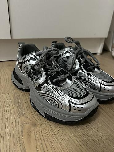 nike 39: Кроссовки (серебристо‑серые)
40 размер!
Недавно покупали, не подошли — 1
