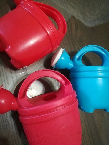 kinder jaje igračke: Plastične kantice za vodu 3 kom sve za 400 din, 1 plava i 2 crvene