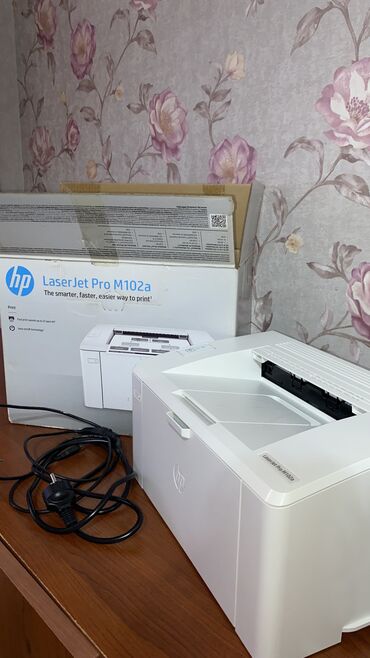 hp cp5225 printer: Printer HP LaserJet M102a Ağ-qara printerdir. İşlək vəziyyətdə