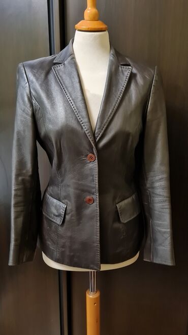 italijanske zenske jakne: Kožna braon mekana jakna Fantastično stoji. Strukirana je. Koža je