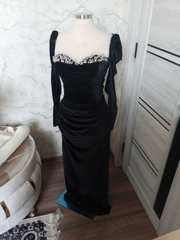 cins pencekler instagram: Qara məxmər gecə/libas - Material: yumşaq, parlaq məxmər - Rəng