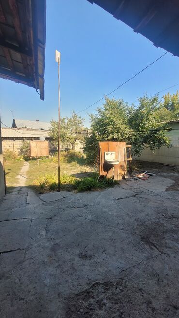 сдаю комнату ошский рынок: Дом, 80 м², 4 комнаты, Агентство недвижимости, Старый ремонт