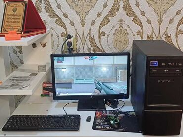 Masaüstü kompüterlər və iş stansiyaları: HP monitoru, klaviaturası, siçanı və Call of Duty dizaynlı mousepad