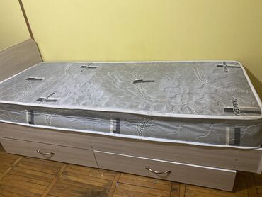 Кровати: Кровать одноместная продаю есть тубочки для вещей матрас новый