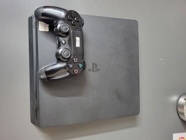 PS4 (Sony Playstation 4): Qara rəngli, nazik korpuslu Sony PlayStation 4 oyun konsolu