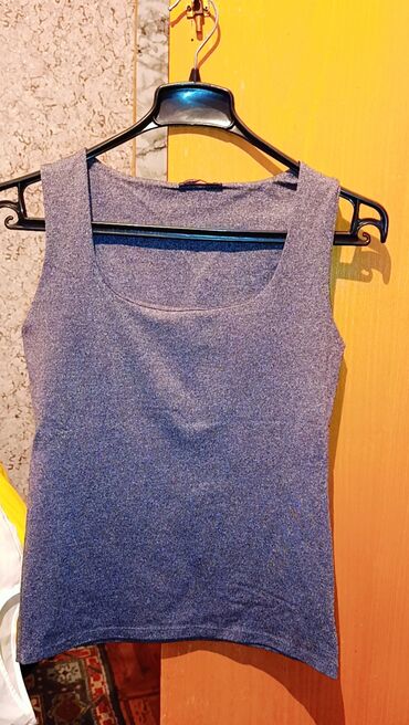 Köynək və bluzalar: S ölçü.Cox az geyinilib.demek olar tezedir.on manata qədər mal — 10