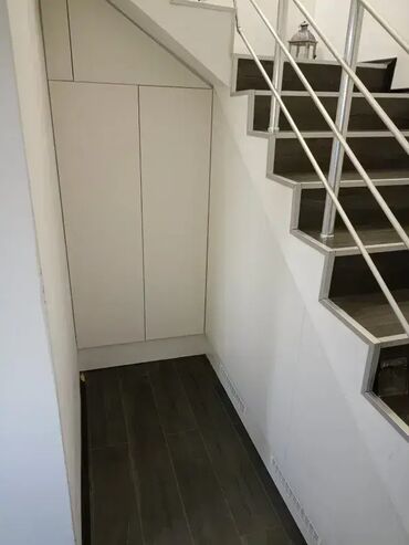 Ormari: Ormar ispod Stepeništa 📦 Materijal: Univer debljine 18 mm u belom — 12