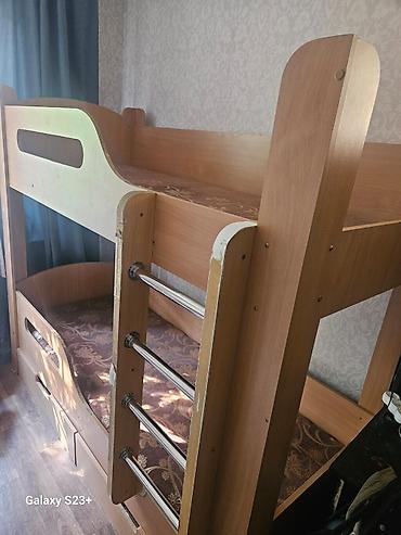 bunk bed: Двухъярусная детская кровать, Б/у, ЛДСП, цвет - Коричневый — 1