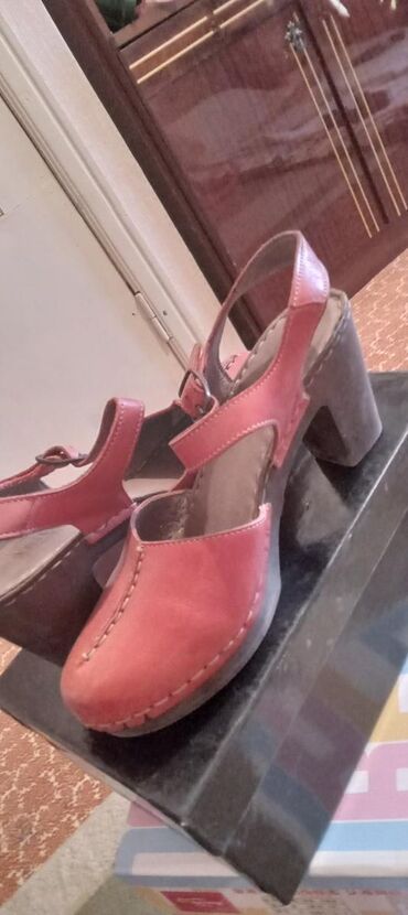 Другая женская обувь: Босоножки. Покупали за 3000 с 
Отдам за 1500
Р 36
