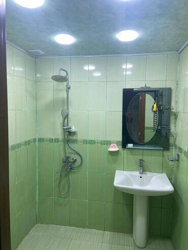 Uzunmüddətli kirayə mənzillər: Nəsimi rayonu, 4 mkr,Nəsimi metrosuna yaxındır. Mənzərəsi Heydər — 8