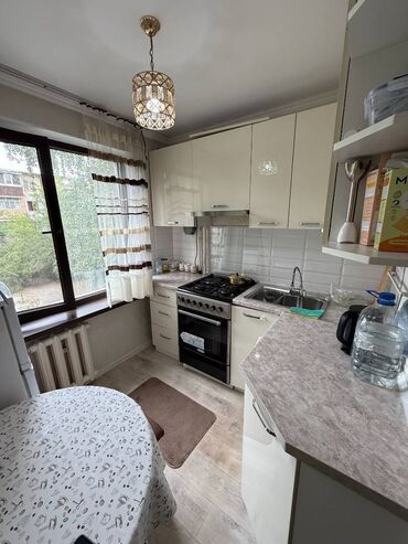 квартиры 8 микрорайон: 3 комнаты, 58 м², 104 серия, 2 этаж, Евроремонт