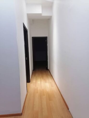 Ofislər: 160kv 1 boöyük zal, 3 otaq, 2 duşavoydan ibarətdir. Af mall-ın 3-cü — 3