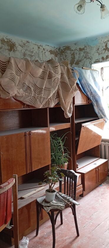 Другие мебельные гарнитуры: Продаю шкаф пять секций из-за ремонта такой грязный есть не большой