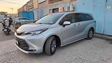 серв машина: Toyota Sienna: 2022 г., 2.5 л, Автомат, Гибрид, Минивэн — 1