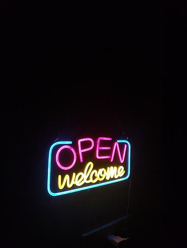 Рекламные щиты: Obyektlər və iş yerləri üçün Neon işıqlı ingiliscə yazılar ilə — 4