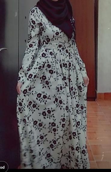 mexmer parca: Ağ fonlu, qara çiçək naxışlı uzun don. - Model: tam örtülü, uzunqol — 2