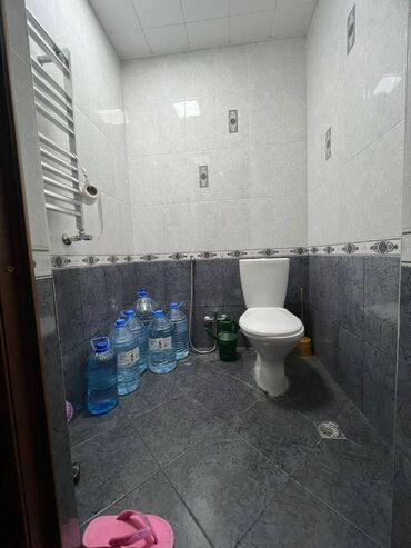 Uzunmüddətli kirayə mənzillər: Bakıxanov Akkord binasında Ülvi şadlıq sarayının yanı, Sürət qatarına — 10