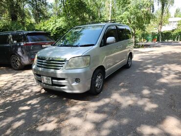 Toyota: Минивэн Toyota Noah серебристого цвета. Автомобиль оборудован