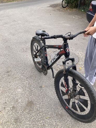 Velosipedlər: Baidl XB95 dağ velosipedi - Rəng: qara, qırmızı detallarla - Çərçivə
