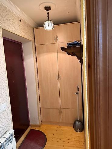 Uzunmüddətli kirayə mənzillər: 1 otaqlı mənzil – daxili plan və təchizat - Geniş zal: divan, yemək — 4
