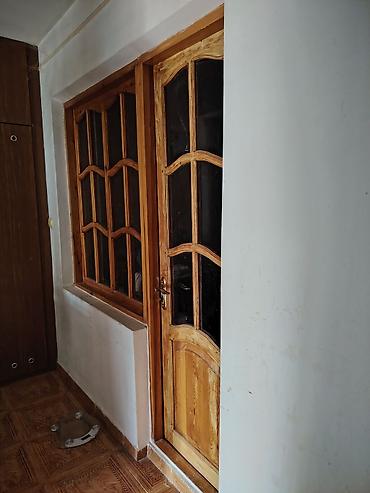 seyf qapilar kataloqu: Taxta giriş/interyer qapısı və yan şüşəbənd pəncərə bloku - Material — 1