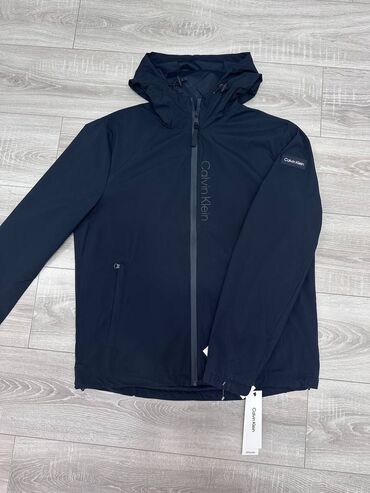 Куртки: Ветровки Calvin Klein 
Оригинал 💯 🇺🇸
Размер: M (большемерит)