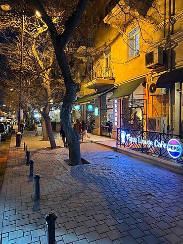 sahil əmlak: Sahil metrosnun yaninda əsas kücədə insanlarin ən pik six olduqj bir — 3