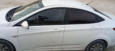 aksent: Hyundai Accent sedan – ağ rəng, avtomatik sürət qutusu. Xarici: - — 2
