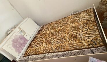 шкаф для телевизора: Двуспальная кровать с матрасом, оформленная в современном стиле. Б/У
