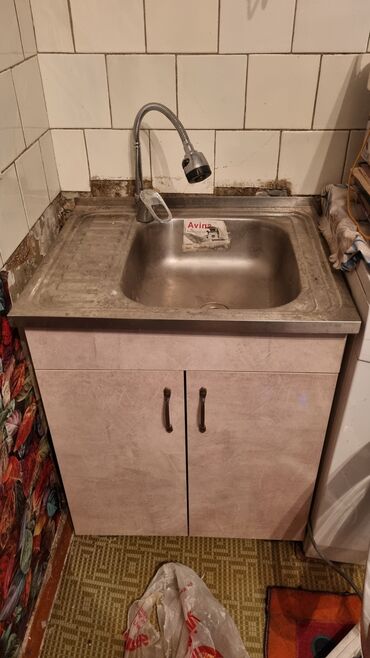 кухонный шкаф для посуды: Продается мебель. Мойка кухонная новая 3000 сом, шкаф из дерева