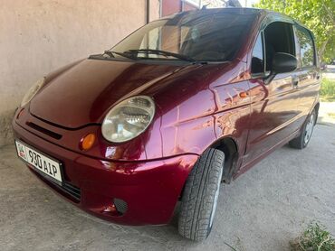 самые дешёвые авто: Пятидверный хэтчбек Daewoo Matiz бордового цвета, компактный городской